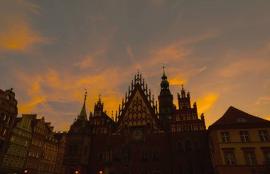 Arka planda Wroclaw 'daki belediye binasında günbatımı gökyüzü