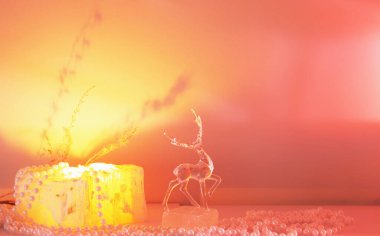 Hafif arka planda cam bir geyik figürü.