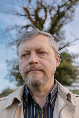 Orta yaşlı bir adamın portresi. Yakın plan.