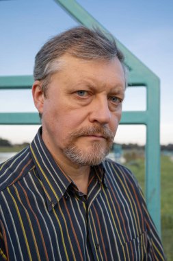 Orta yaşlı bir adamın portresi. Yakın plan.