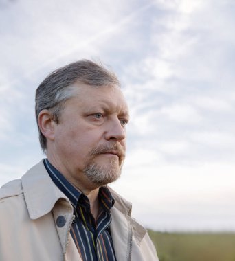 Orta yaşlı bir adamın portresi. Yakın plan.