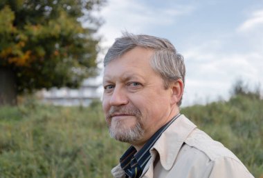 Orta yaşlı bir adamın portresi. Yakın plan.