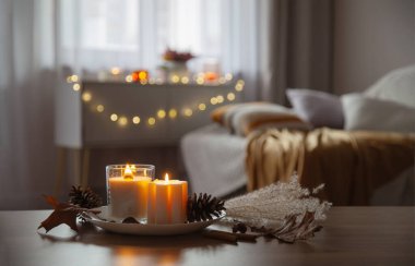 Sonbahar ve kış ev dekorasyonu yanan mumlarla