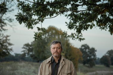 Dışarıdaki orta yaşlı adamın portresi.