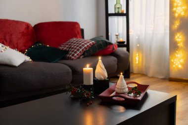 Beyaz mumlu Noel dekoru.