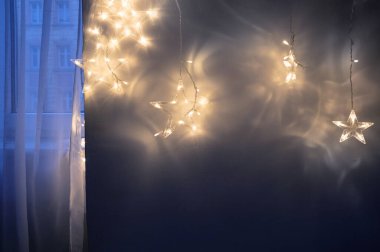 Duvardaki yılbaşı ışıklarının koyu arkaplanı