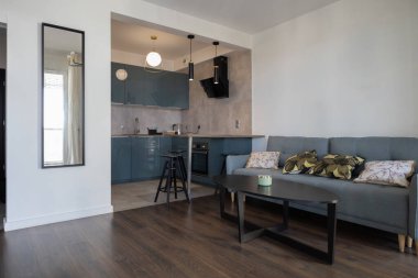 Beyaz ve gri renklerde modern minimal iç mimari