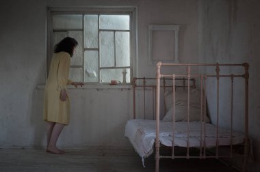 Korkutucu kilitli odada genç bir kız. Adam kaçırma, korku filmi.