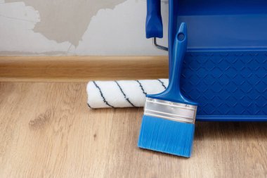 Yerdeki duvarları boyamak için araçlar
