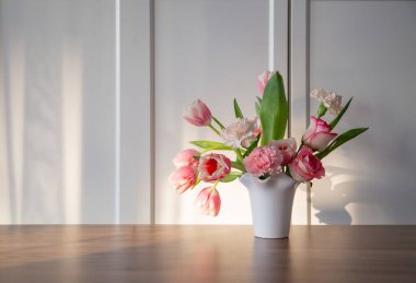 Modern ev içinde beyaz seramik vazoda pembe bahar çiçekleri