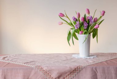 Beyaz vazodaki bahar çiçekleri eski tarz.