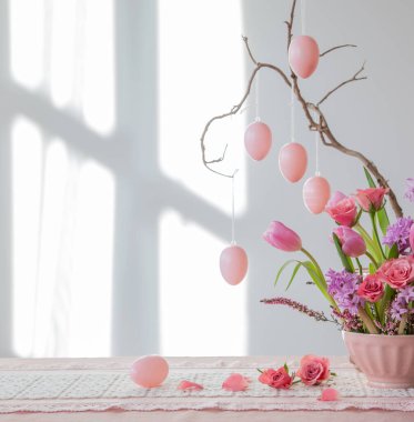 Paskalya evi dekoru pembe ve beyaz renklerde