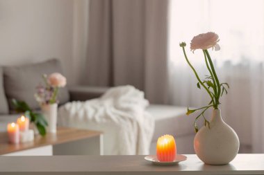 Beyaz, modern iç mekanlarda vazoda bahar çiçekleri