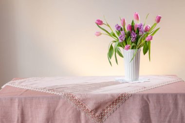 Beyaz vazodaki bahar çiçekleri eski tarz.