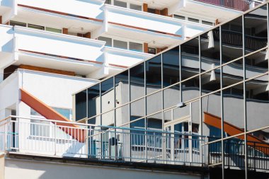 Mavi gökyüzü ile modern soyut mimari