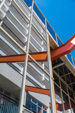 Mavi gökyüzü ile modern soyut mimari