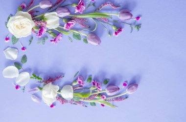 Mor arkaplanda güzel çiçeklerin çerçevesi