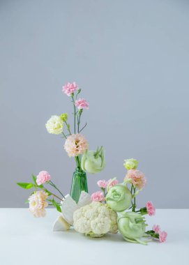 Çiçek, sebze ve peynirin alışılmadık bileşimi