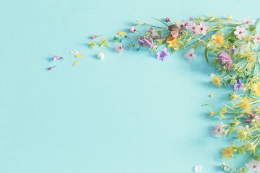 Vahşi bahar çiçekleri kağıt arkaplanda