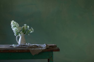 Vazodaki phloxlar yeşil arka plandaki eski ahşap masa üzerinde