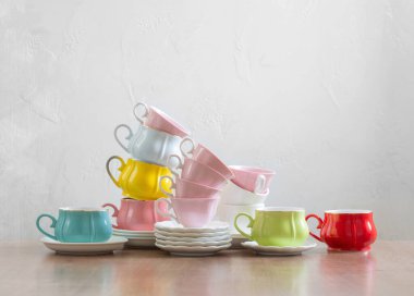 beyaz arkaplan üzerinde ahşap masa üzerinde farklı fincan grupları