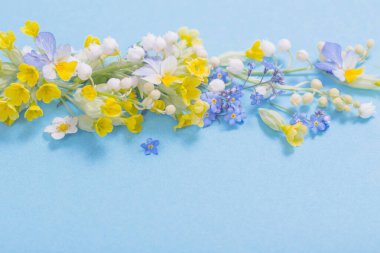 Kağıt arkaplanda yabani çiçekler