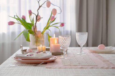 Paskalya pembesi evde eski moda dekor