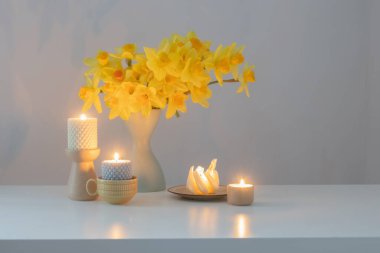 İçi beyaz mumlarla dolu sarı nergisler.