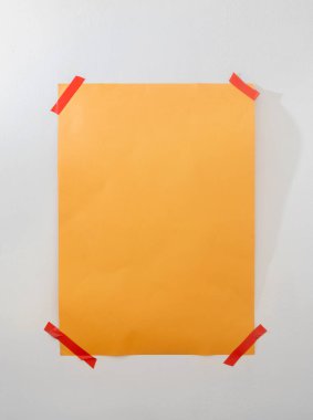 arkaplan beyaz duvarda turuncu sayfa