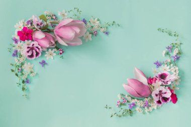 Yeşil arkaplanda pembe ve beyaz bahar çiçekleri