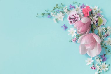 Yeşil arkaplanda pembe ve beyaz bahar çiçekleri