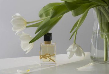Wroclaw, Polonya, 18 Nisan 2025: Yves Saint Laurent Libre Yoğun Eau de Parfüm Kokusunu beyaz masadaki beyaz çiçekli