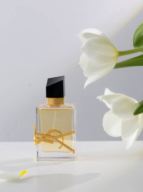 Wroclaw, Polonya, 18 Nisan 2025: Yves Saint Laurent Libre Yoğun Eau de Parfüm Kokusunu beyaz masadaki beyaz çiçekli