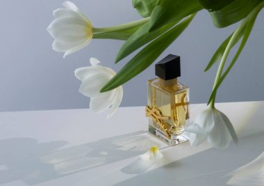 Wroclaw, Polonya, 18 Nisan 2025: Yves Saint Laurent Libre Yoğun Eau de Parfüm Kokusunu beyaz masadaki beyaz çiçekli