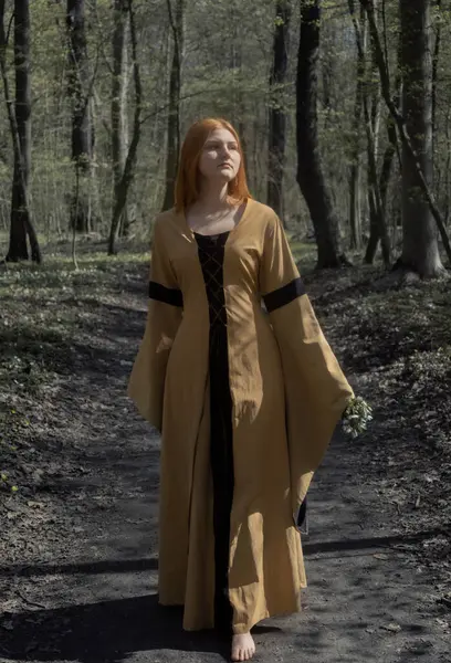 Ortaçağ elbiseli genç kadın bahar ormanında