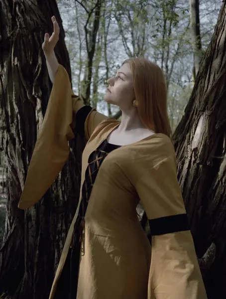 Ortaçağ elbiseli genç kadın bahar ormanında