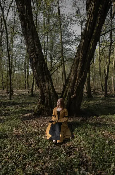 Ortaçağ elbiseli genç kadın bahar ormanında