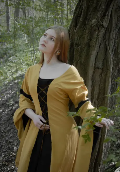 Ortaçağ elbiseli genç kadın bahar ormanında