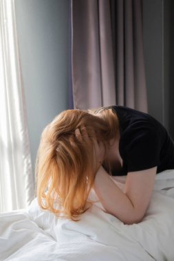 Mutsuz genç kadın yatak odasında. Kapat.