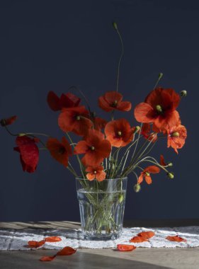 Bir buket kırmızı gelincik.