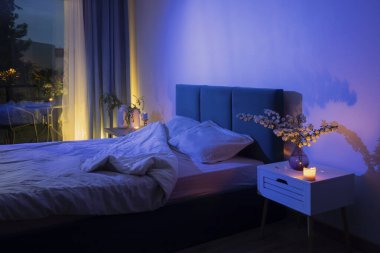 Gece yatak odasında çok güzel dekorasyonlar var.