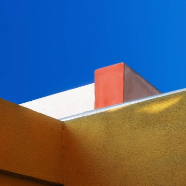 Soyut bina arkaplan mavi gökyüzüne yakın