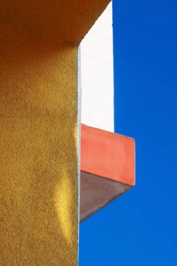 Soyut bina arkaplan mavi gökyüzüne yakın