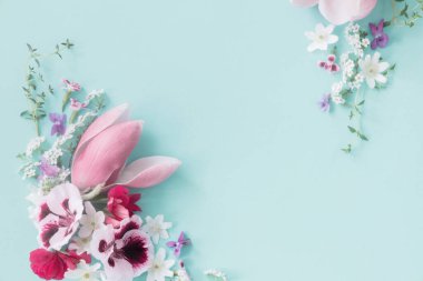 Yeşil arkaplanda pembe ve beyaz bahar çiçekleri