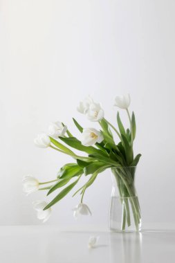 Beyaz vazodaki beyaz laleler.