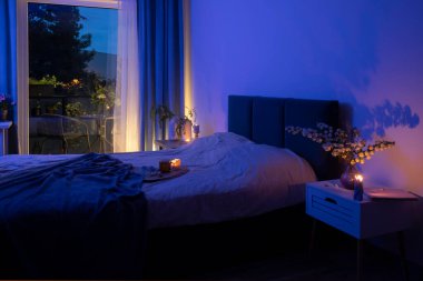 Gece yatak odasında çok güzel dekorasyonlar var.