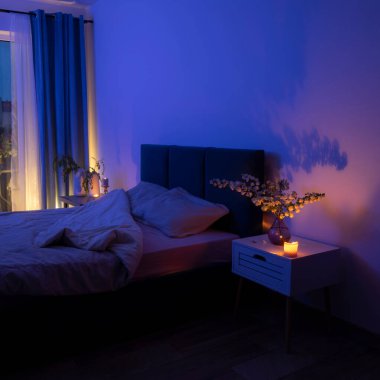 Gece yatak odasında çok güzel dekorasyonlar var.