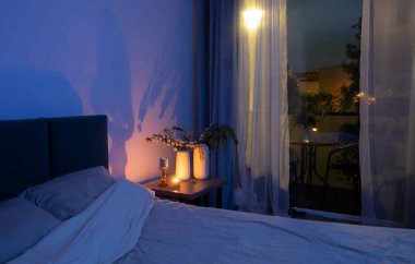 Gece yatak odasında çok güzel dekorasyonlar var.