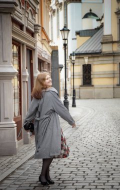 Avrupa 'da trençkotlu güzel bir kadın.