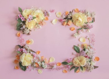 Pembe kağıtta yaz çiçeklerinin çerçevesi